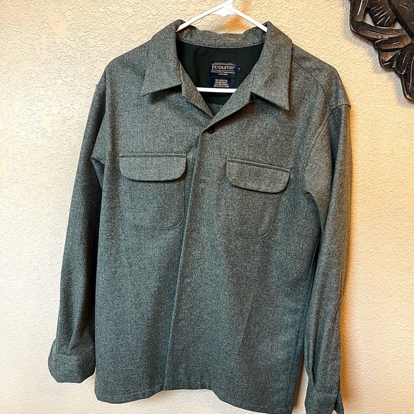 Size medium wool Pendleton flannel. Hunter green color. - Picture 3 of 5